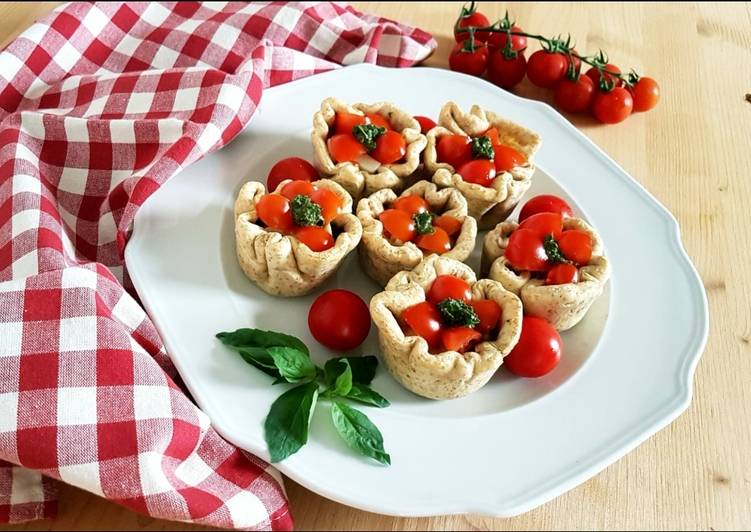 Cestini con caprese e salsa al basilico (@unapizzaperamica)