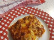 Una foto di lasagne alla bolognese