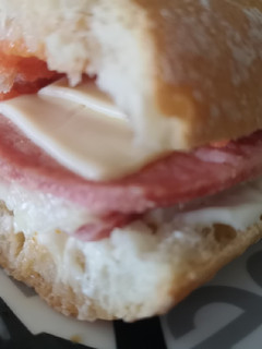 Una foto de Bocatin lomo queso y tomate