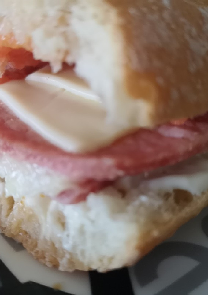 Una foto de Bocatin lomo queso y tomate