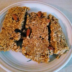 A picture of Easy muesli and peanut butter breakfast bars.