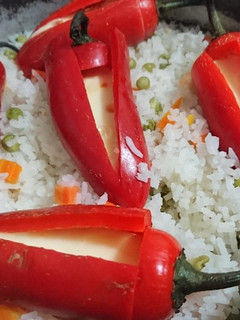 Una foto de Arroz blanco con chiles cuaresmeños rellenos de queso