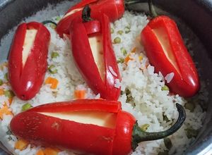 Una foto de Arroz blanco con chiles cuaresmeños rellenos de queso