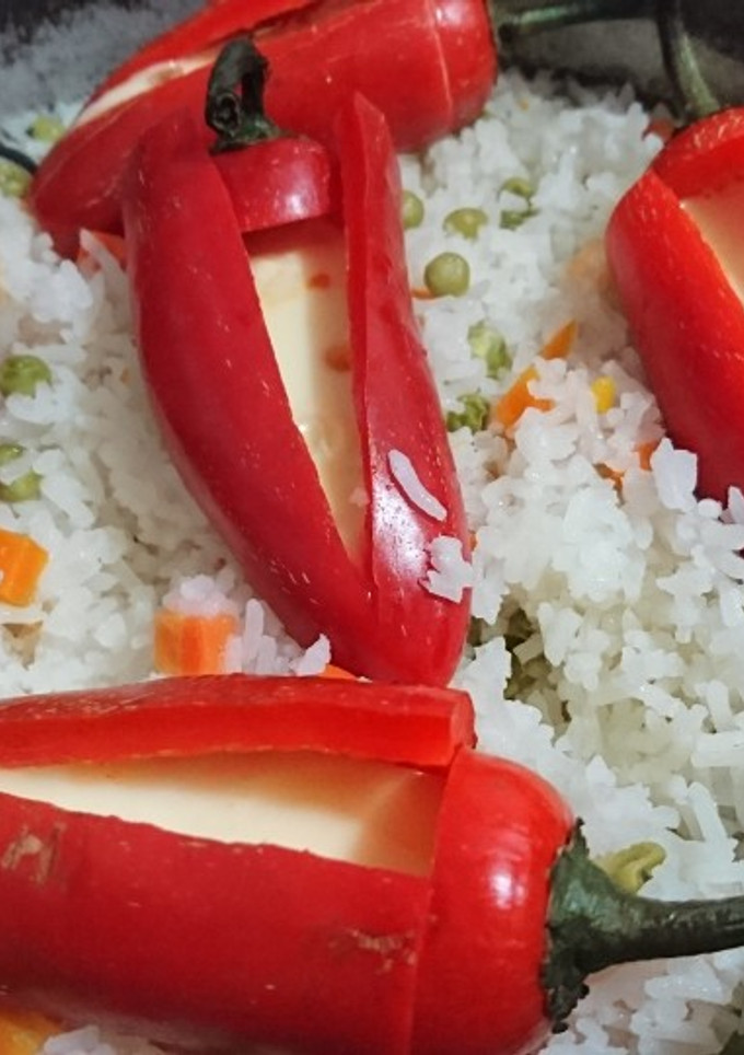 Una foto de Arroz blanco con chiles cuaresmeños rellenos de queso