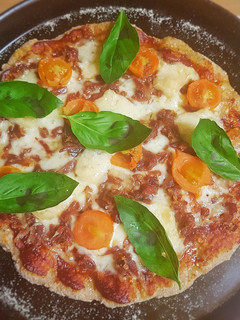 Una foto de Pizza integral sabor ibérico