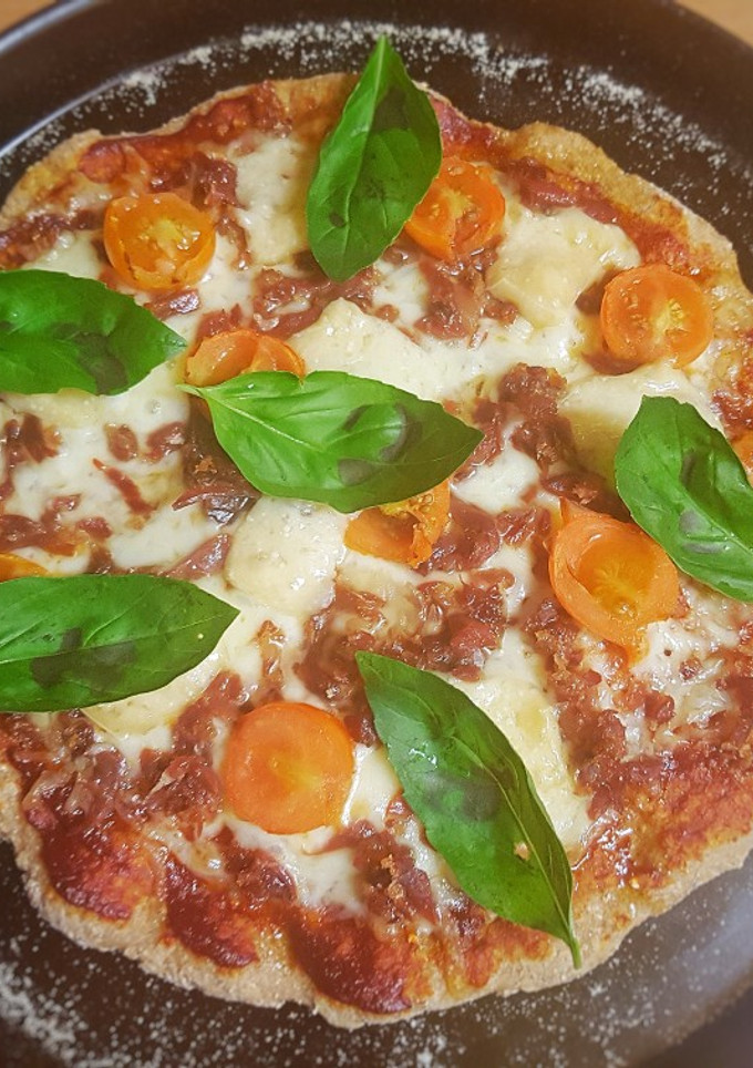 Una foto de Pizza integral sabor ibérico