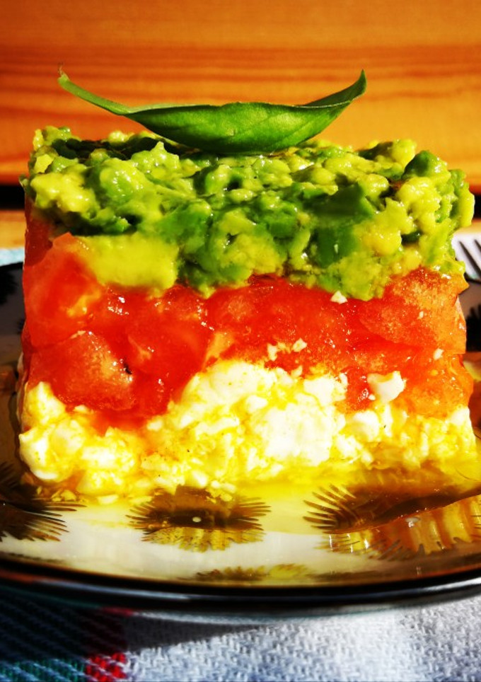 Una foto de Timbal de queso fresco 0% con aguacate y tomate 🍅 🥑