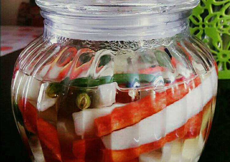 How to Make Quick Pickled Vegetables with Apple Cider Vinegar (Tangy &amp; Crunchy)