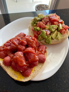 Una foto de Salchiburger con ensaladita