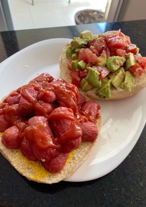Una foto de Salchiburger con ensaladita