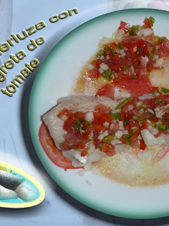 Una foto de Lomos de merluza sobre un lecho de tomate