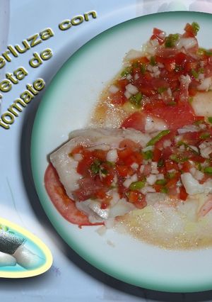 Una foto de Lomos de merluza sobre un lecho de tomate