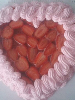 Una foto de Tarta de chocolate con fresas y chantilly al ron