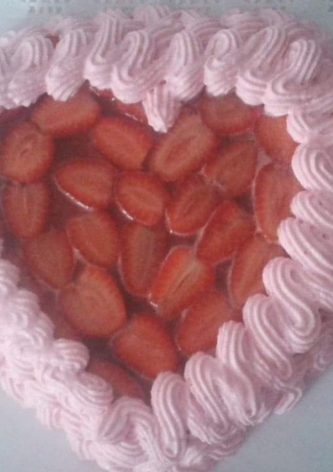 Una foto de Tarta de chocolate con fresas y chantilly al ron