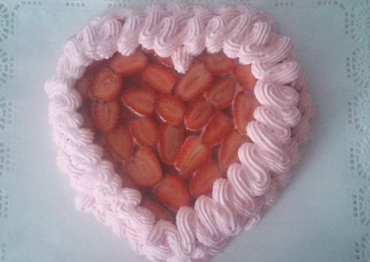 Tarta de chocolate con fresas y chantilly al ron