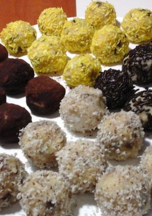 Kókuszos-mazsolás golyó, a kókusztej készítése során megmaradt masszából recept fotója