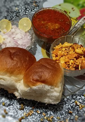 પુના મિસળ (Puna Misal Recipe In Gujarati) રેસીપી મુખ્ય ફોટો