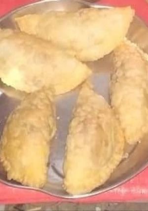 गुजिया (gujiya recipe in Hindi) रेसिपी मुख्य फोटो