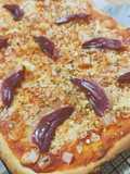 Pizza 3 quesos con cebolla y jamón de pato