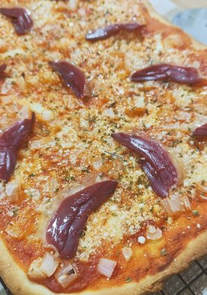 Una foto de Pizza 3 quesos con cebolla y jamón de pato
