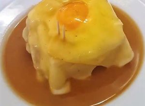 Foto de Francesinha com Ovo
