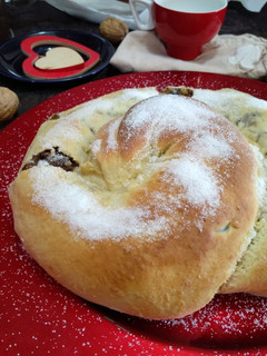 Una foto de Gubana italiana rellena de frutas y frutos secos