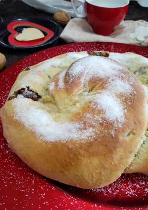 Una foto de Gubana italiana rellena de frutas y frutos secos