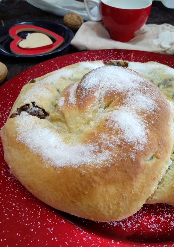 Una foto de Gubana italiana rellena de frutas y frutos secos