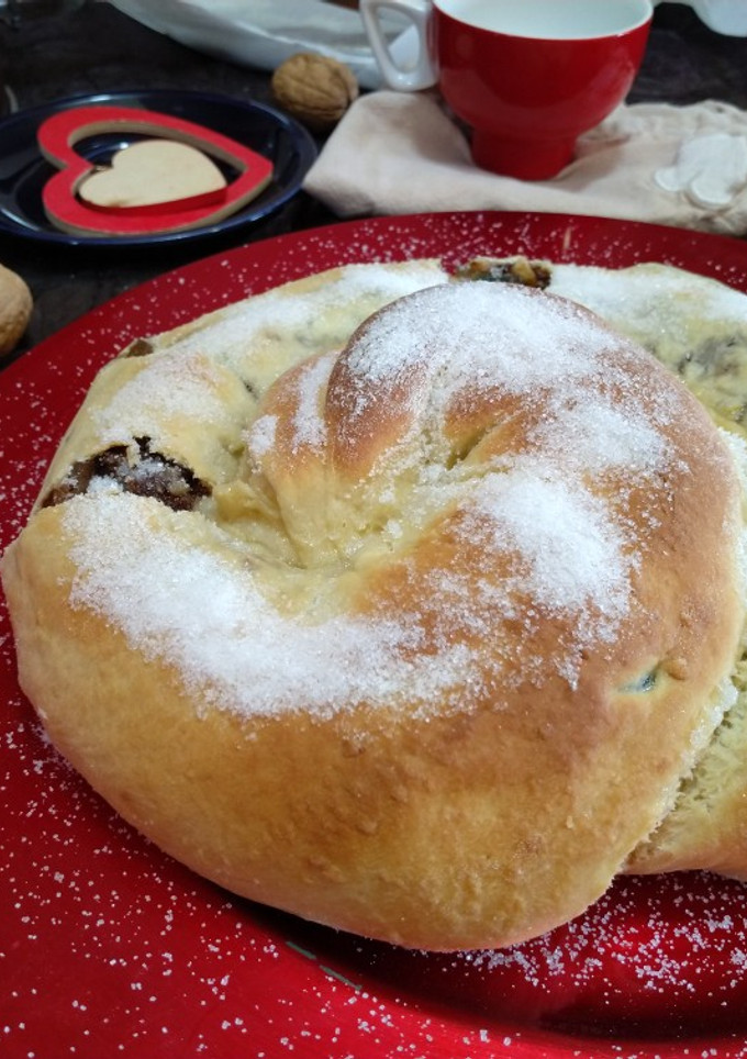 Una foto de Gubana italiana rellena de frutas y frutos secos