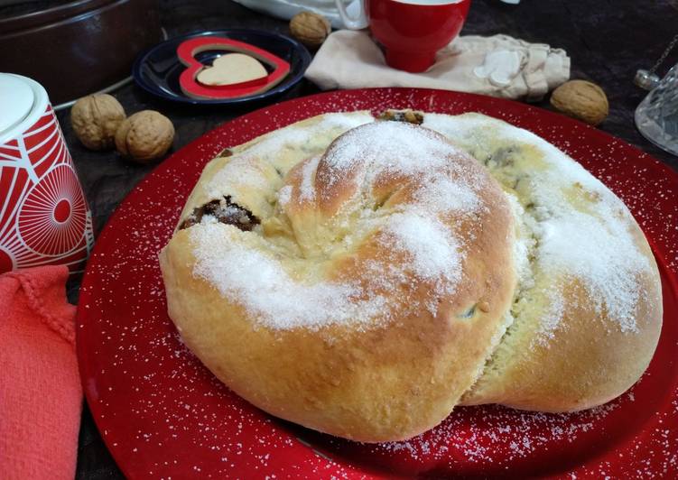 Gubana italiana rellena de frutas y frutos secos