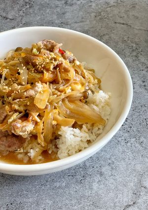 豬肉壽喜燒丼飯《一鍋到底》 的食譜成品照片