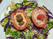 Una foto de tomate relleno de surimi