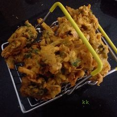 A picture of Pyaz ke pakoray.
