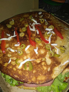 Una foto de Hamburpizza de lomo, lechuga, huevo, tomate y otra con queso aceituna