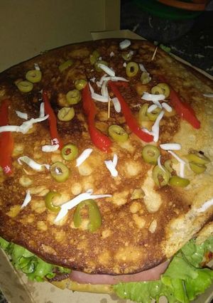 Una foto de Hamburpizza de lomo, lechuga, huevo, tomate y otra con queso aceituna