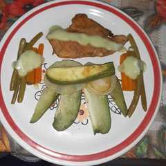 Una foto de Pechuga de pollo con verduras