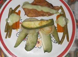 Una foto de Pechuga de pollo con verduras