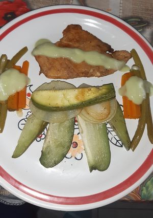 Una foto de Pechuga de pollo con verduras