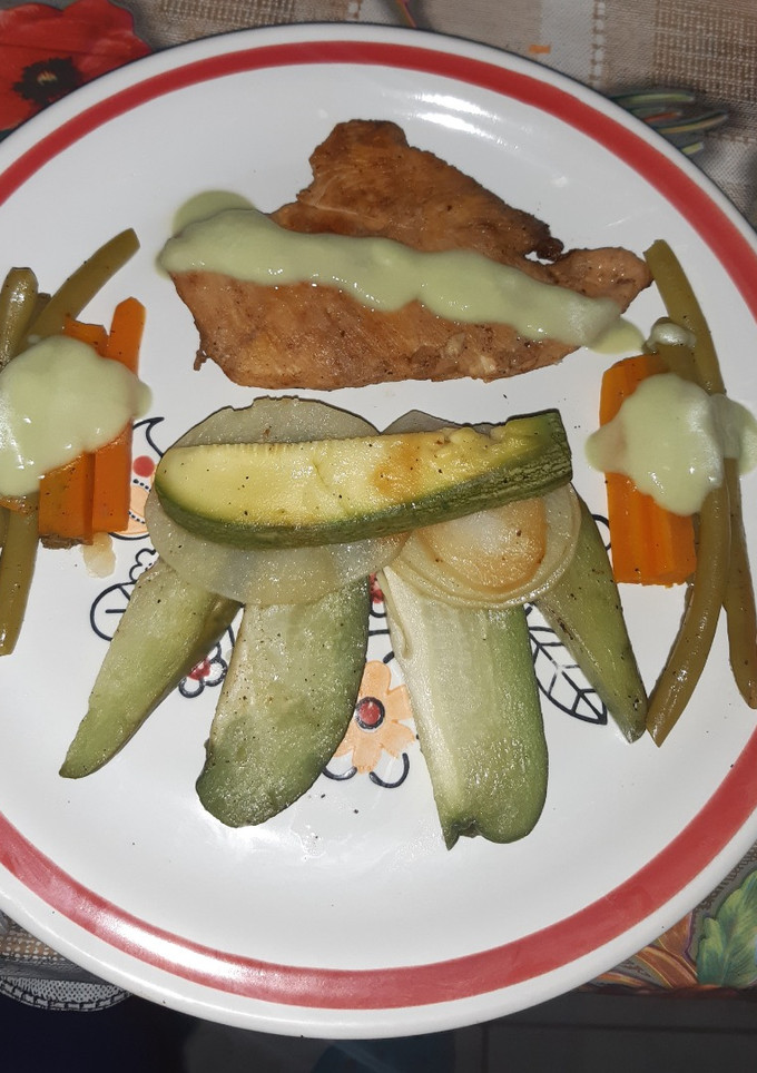 Una foto de Pechuga de pollo con verduras