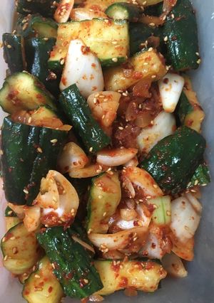 Hình của món Dưa chuột trộn (오이무침).