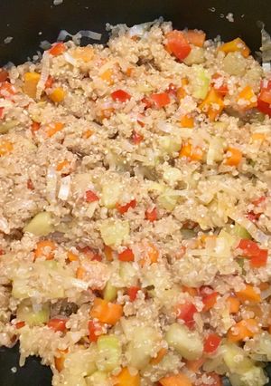 Una foto de Quinoa salteada con verduras y salsa de soja
