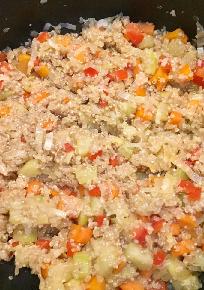 Una foto de Quinoa salteada con verduras y salsa de soja