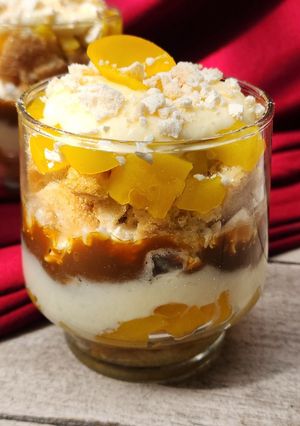 Una foto de 🍰🍑Postre estilo chajá en vasito 🍑 Práctico y fresco 🍑🍰