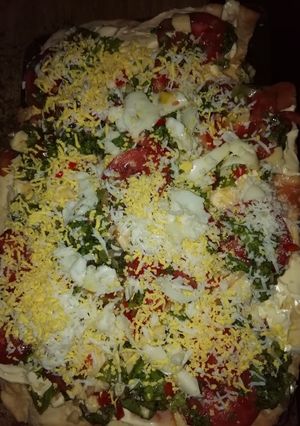 Una foto de Pizza fría con lechuga y tomate