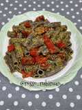 Rigatoni di riso venere pesto e pomodori
