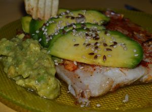 Una foto de Filet de mero con aguacate