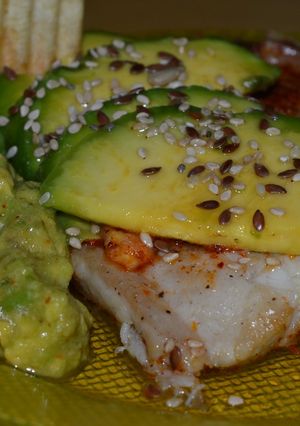 Una foto de Filet de mero con aguacate