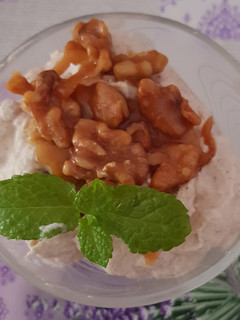 Una foto de Mousse de plátano con nueces caramelizadas