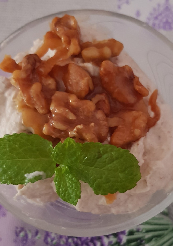 Una foto de Mousse de plátano con nueces caramelizadas