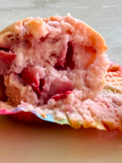 Una foto de Pink muffins (frutilla) 🧁🍓